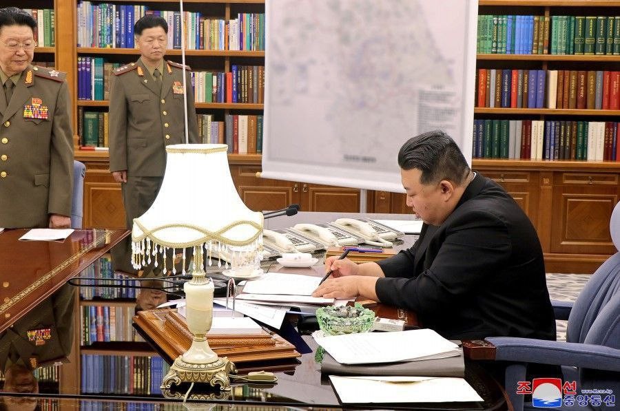 زعيم كوريا الشمالية يُقيل رئيس الجيش ويدعو للاستعداد لحربٍ محتملة