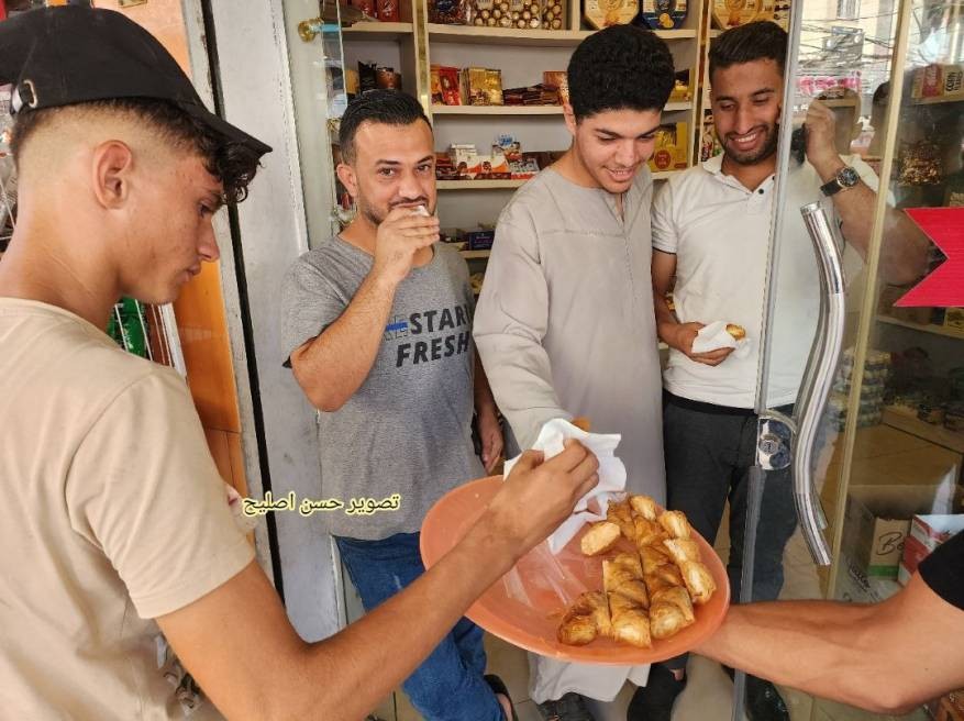 شاهد: توزيع الحلويات في غزة وطولكرم ابتهاجاً بعملية حوارة