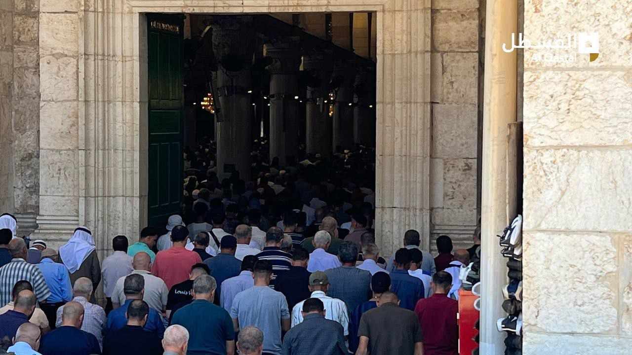 50 ألفًا يؤدون صلاة الجمعة في باحات المسجد الأقصى المبارك