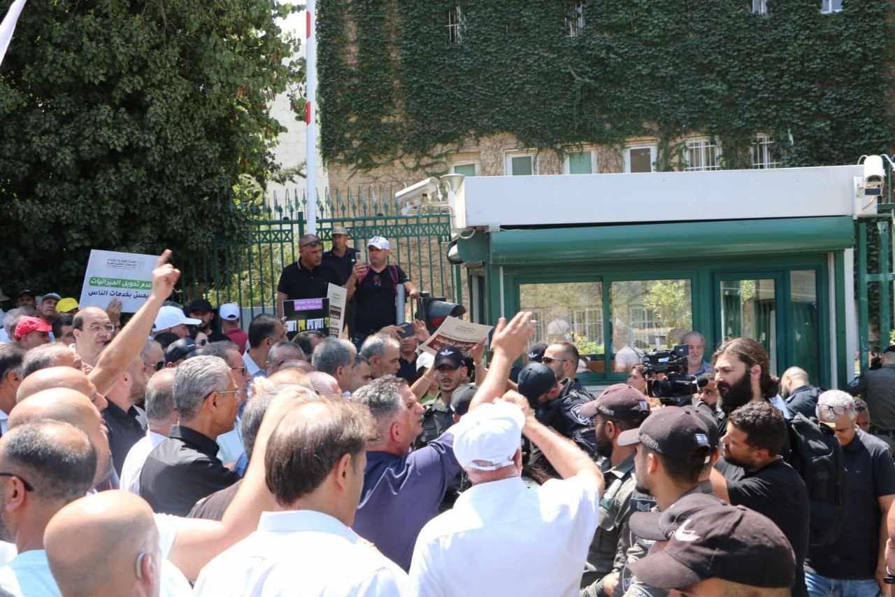 شرطة الاحتلال تعتدي على مظاهرة السلطات المحلية العربية بالقدس وتعتقل رئيس مجلس المزرعة