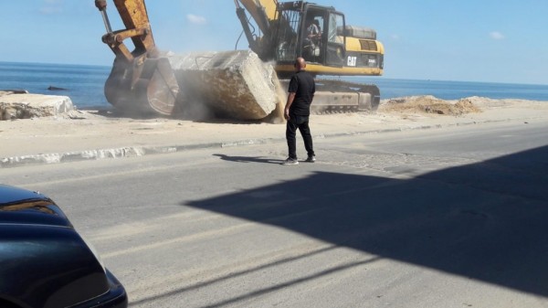 أشغال غزة تبدأ أعمال وضع كتلة خرسانية في منطقة الشاطئ