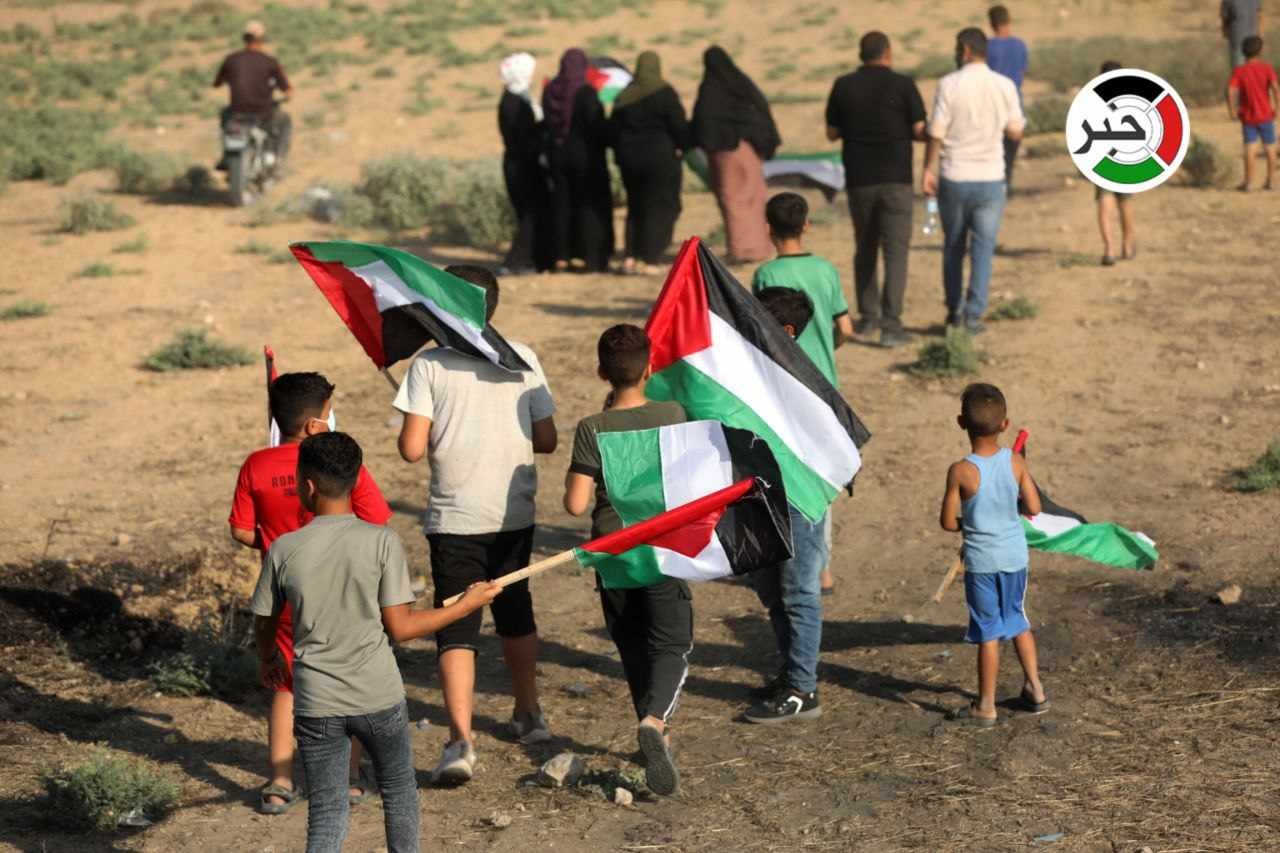 شبان يتظاهرون عند السياج الفاصل شرق مدينة غزّة 