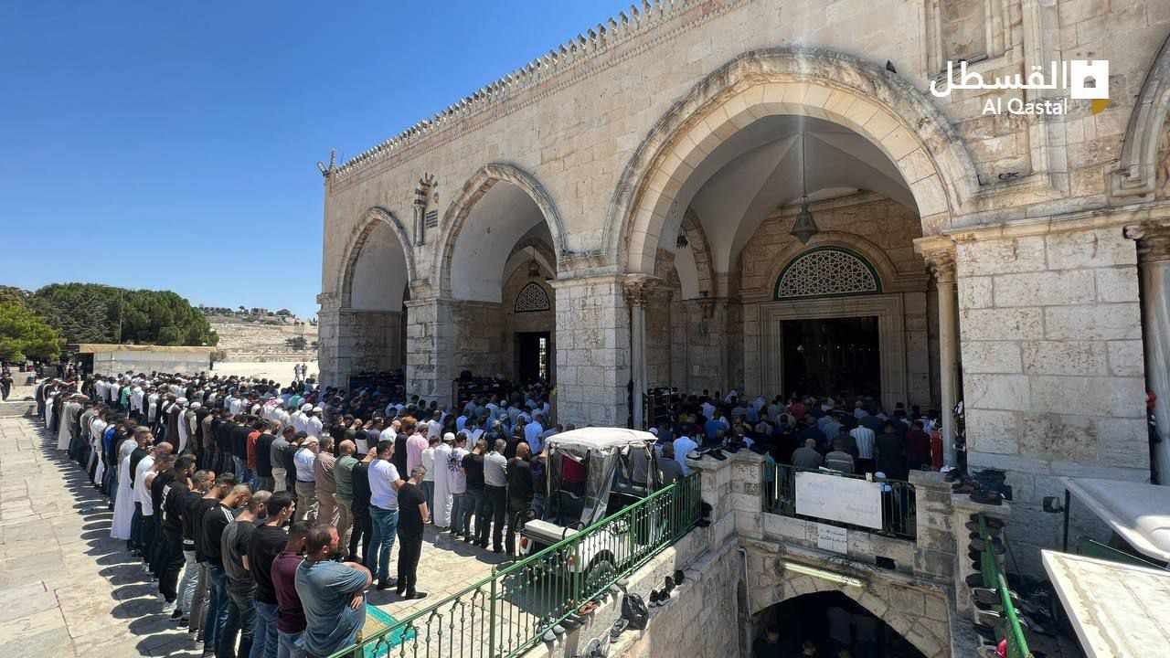 50 ألفًا يؤدون صلاة الجمعة في باحات المسجد الأقصى المبارك