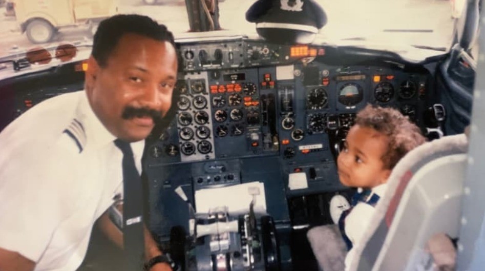 96822-صورة-الطيار-مع-ابنه-فى-عام 1994.jpg