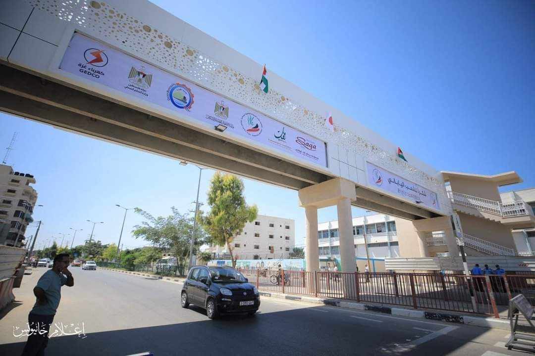 بالصور: افتتاح جسر مشاة في القرارة جنوب قطاع غزة