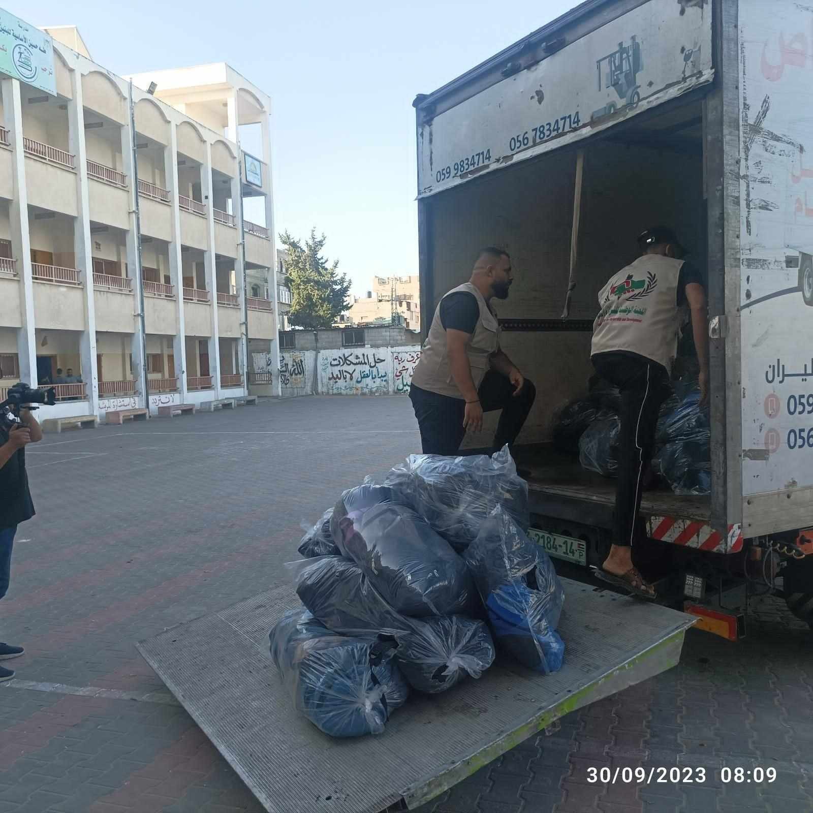 بالصور: اللجنة الوطنية تبدأ بتوزيع آلاف الحقائب على طلبة قطاع غزة