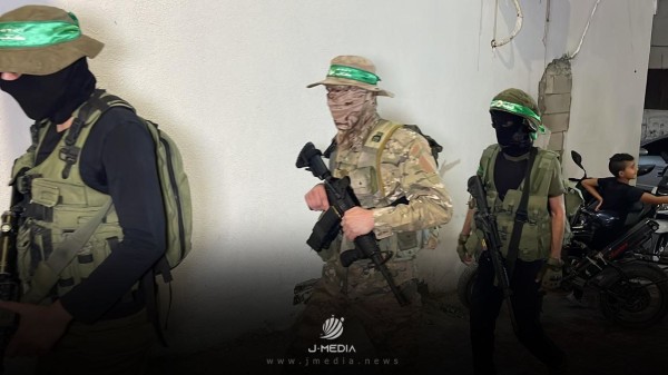 بالصور: كتائب القسام بالضفة تُنظم عرضًا عسكريًا في مخيم جنين