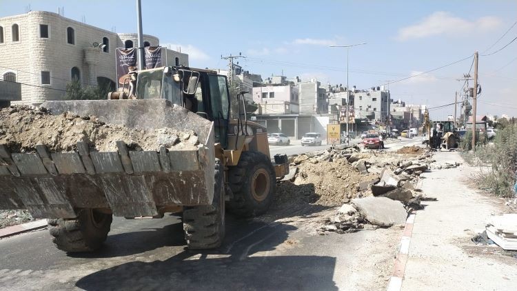 بالصور: الأشغال العامة تُباشر بإزالة آثار عدوان الاحتلال على مخيم نور شمس