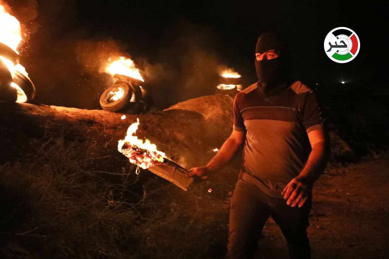 بالفيديو والصور: إشعال الإطارات عند حدود غزة الشرقية احتجاجًا على أوضاع الأسرى