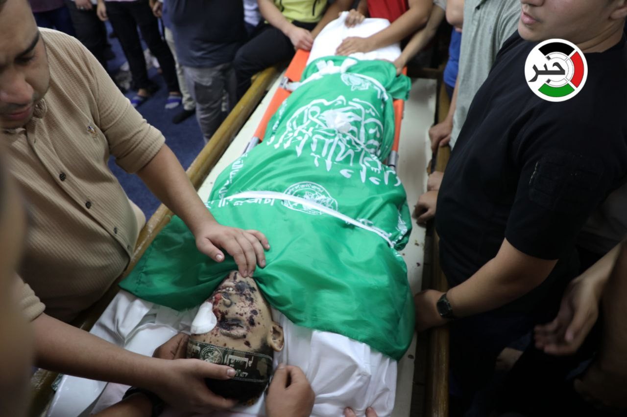بالفيديو والصور: جماهير غفيرة تُشيع جثامين 5 شهداء ارتقوا شرق غزة