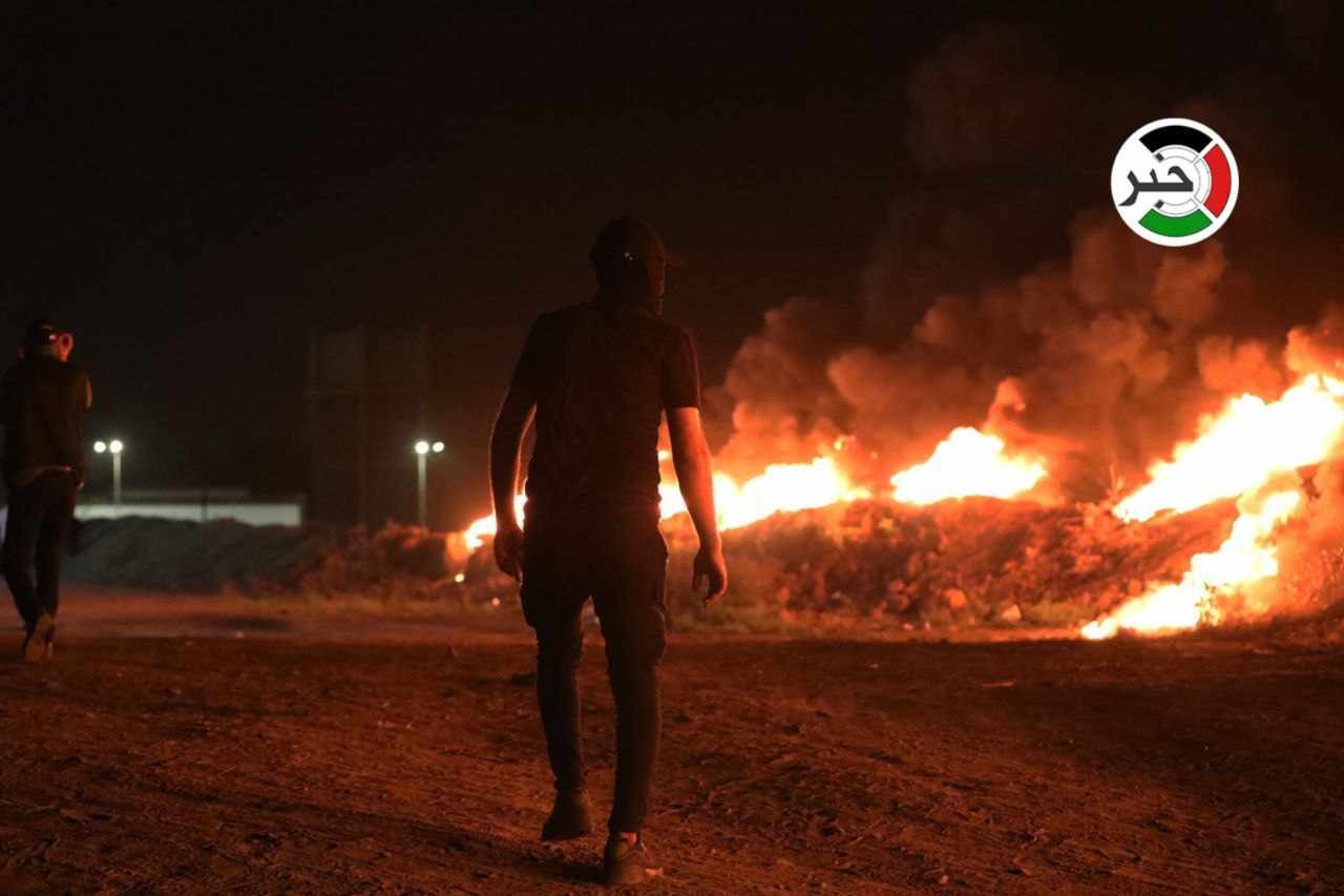 بالفيديو والصور: إشعال الإطارات عند حدود غزة الشرقية احتجاجًا على أوضاع الأسرى