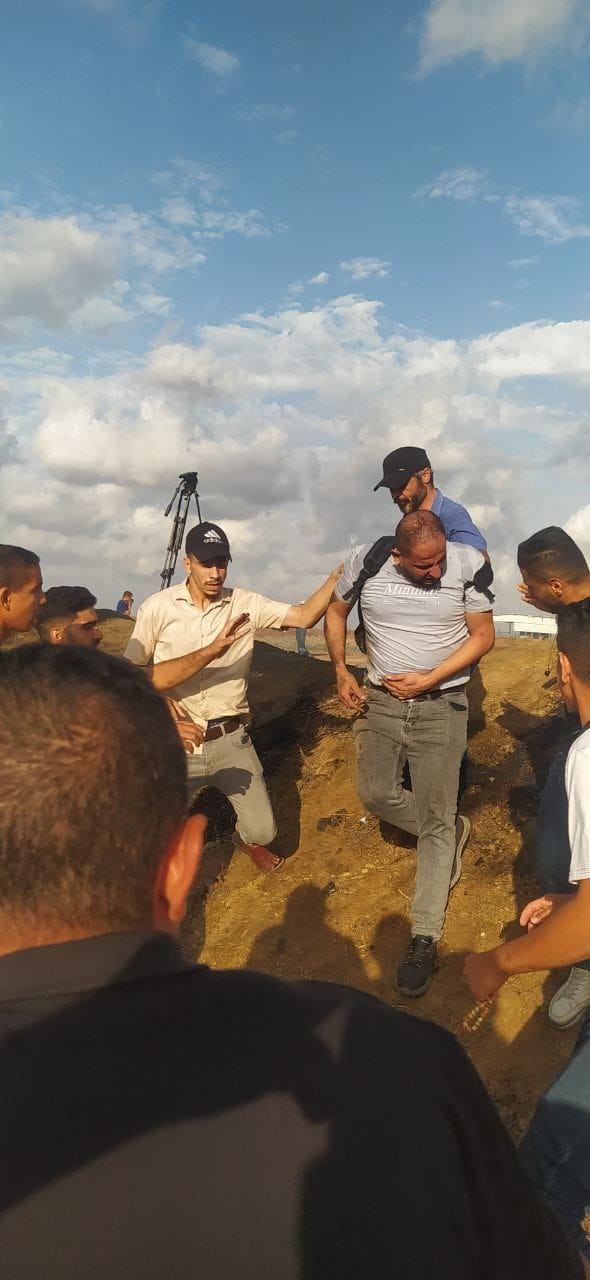 شاهد: إصابة مصور وكالة "خبر" بقنبلة غاز في يده شرق مدينة غزة