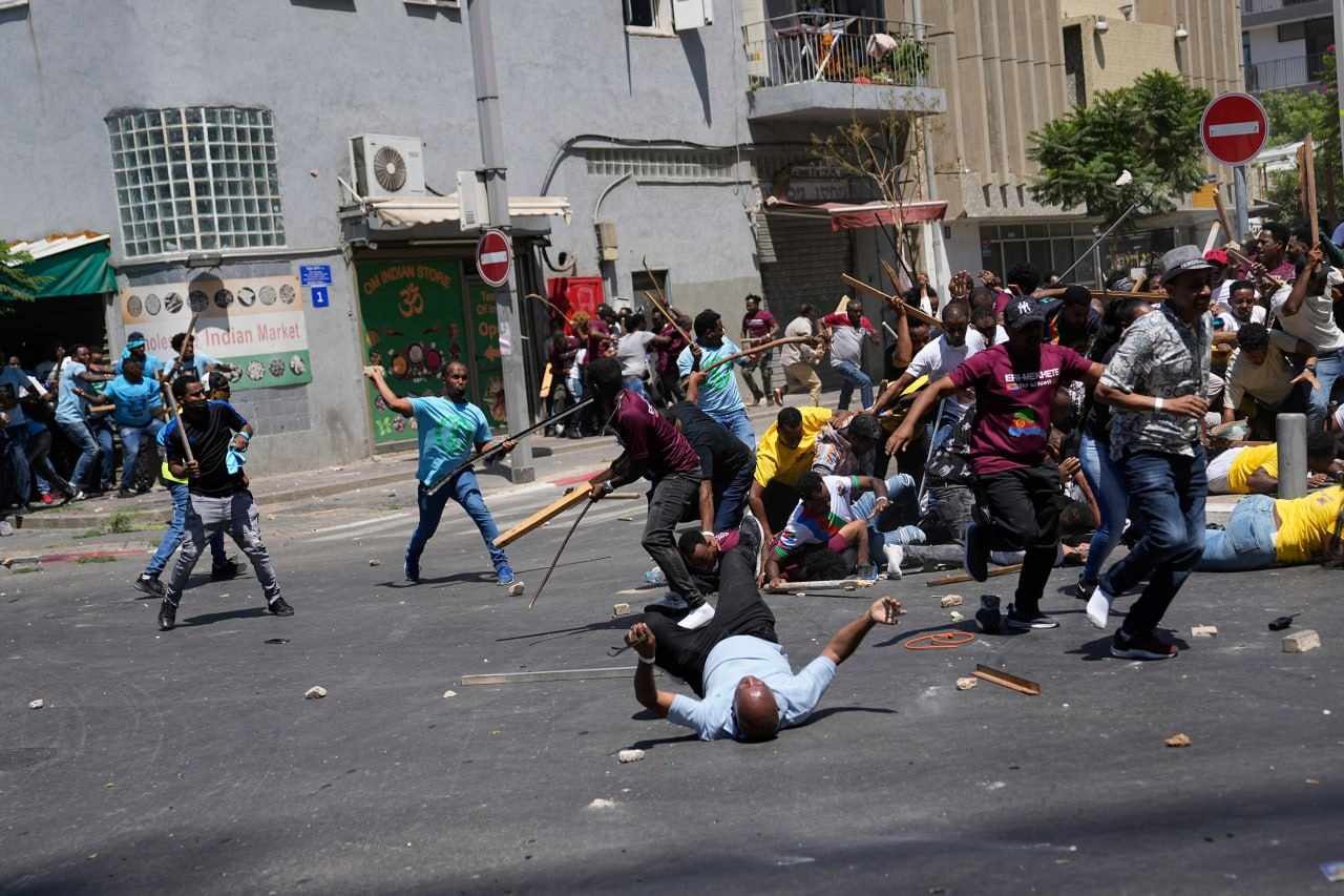 170 إصابة خلال اشتباكات بين شرطة الاحتلال واليهود الأريتريين بتل أبيب