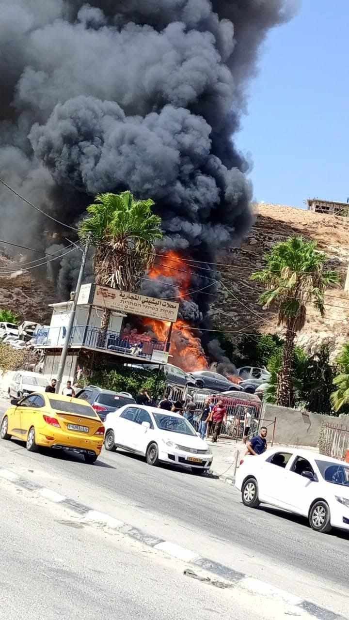 اشتعال النيران بمستودع للسيارات في أبو ديس بسبب قنابل غاز ألقاها الاحتلال