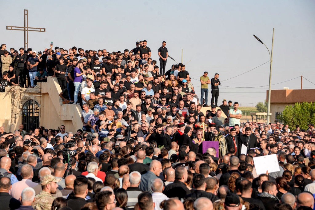الآلاف من أهالي نينوى يُشيعون جثامين ضحايا حريق صالة الأفراح