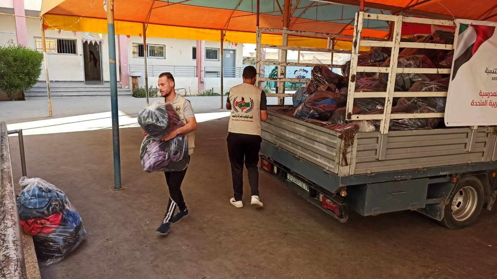 بالصور: اللجنة الوطنية تبدأ بتوزيع آلاف الحقائب على طلبة قطاع غزة