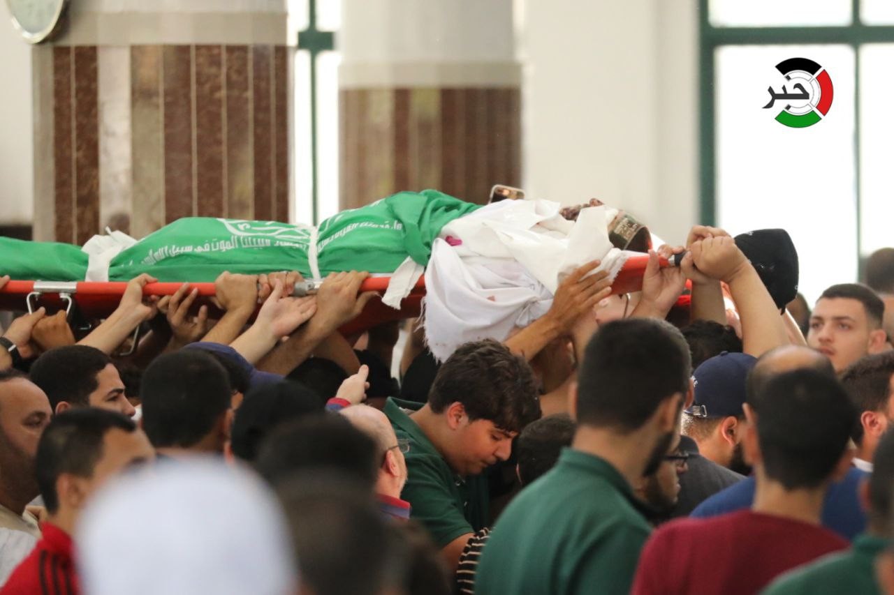 بالفيديو والصور: جماهير غفيرة تُشيع جثامين 5 شهداء ارتقوا شرق غزة