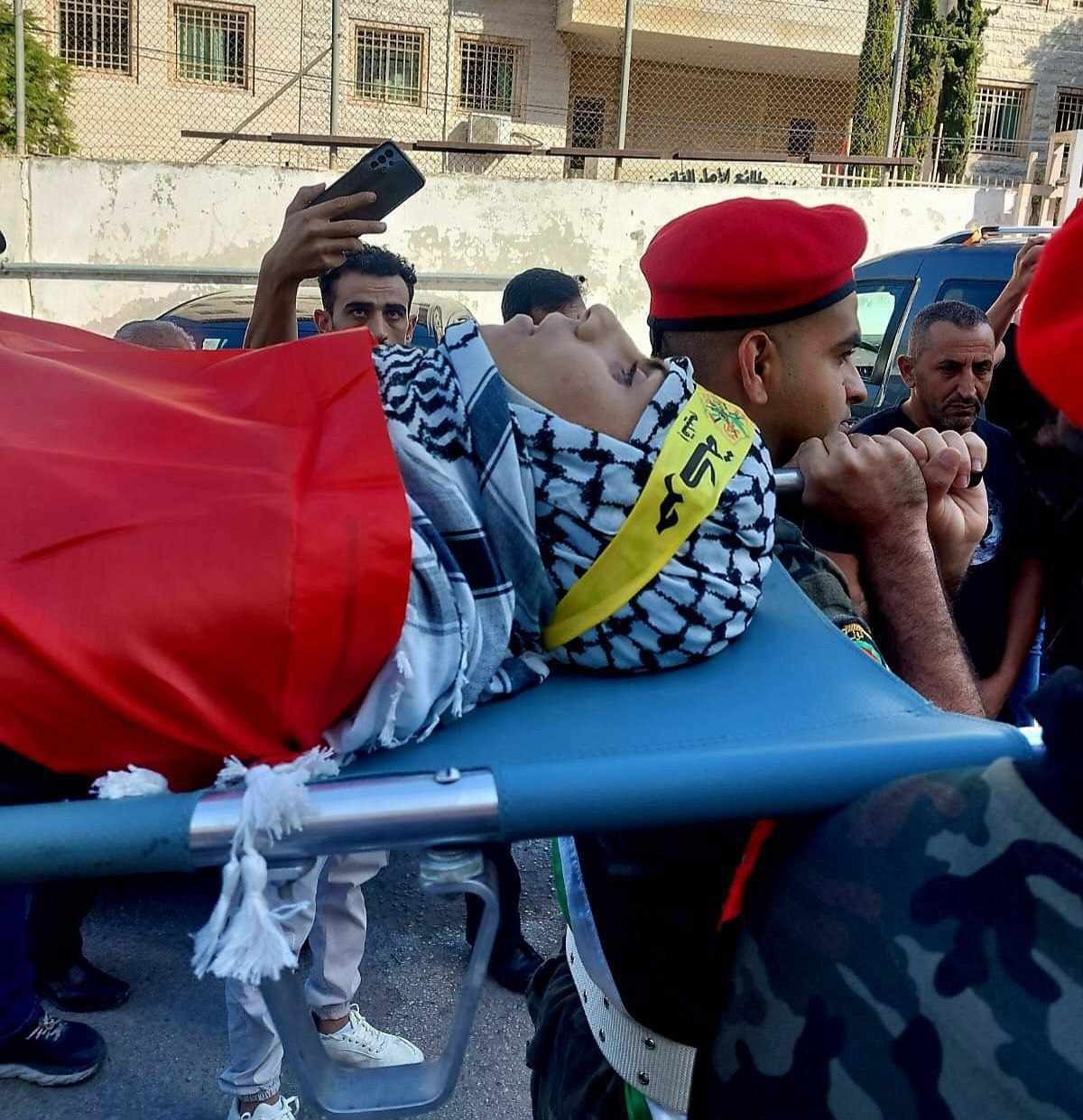 الاحتلال يعتدي على جنازة الشهيد لبيب ضميدي في بلدة حوارة