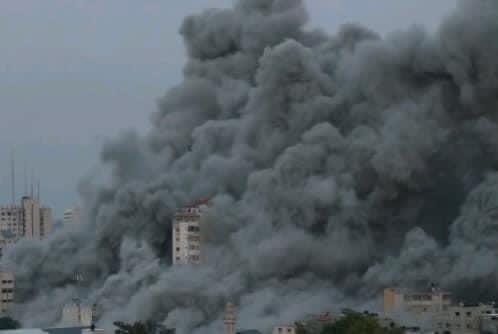 شاهد: لحظة قصف طائرات الاحتلال برج فلسطين وسط غزة