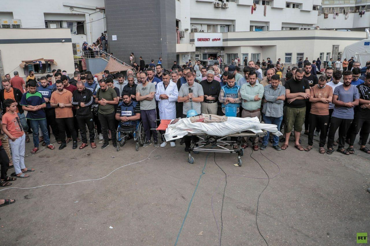 بالصور : صحفيون فلسطينيون يشيعون زميلا لهم في غزة