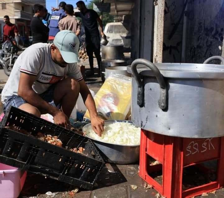 بالصور: أهالي خانيونس يُقدمون الماء و الغذاء لاخوانهم النازحين