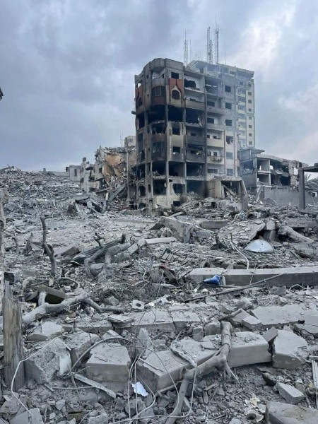شاهد: آثار الدمار الذي لحق بحي الرمال جراء القصف الإسرائيلي