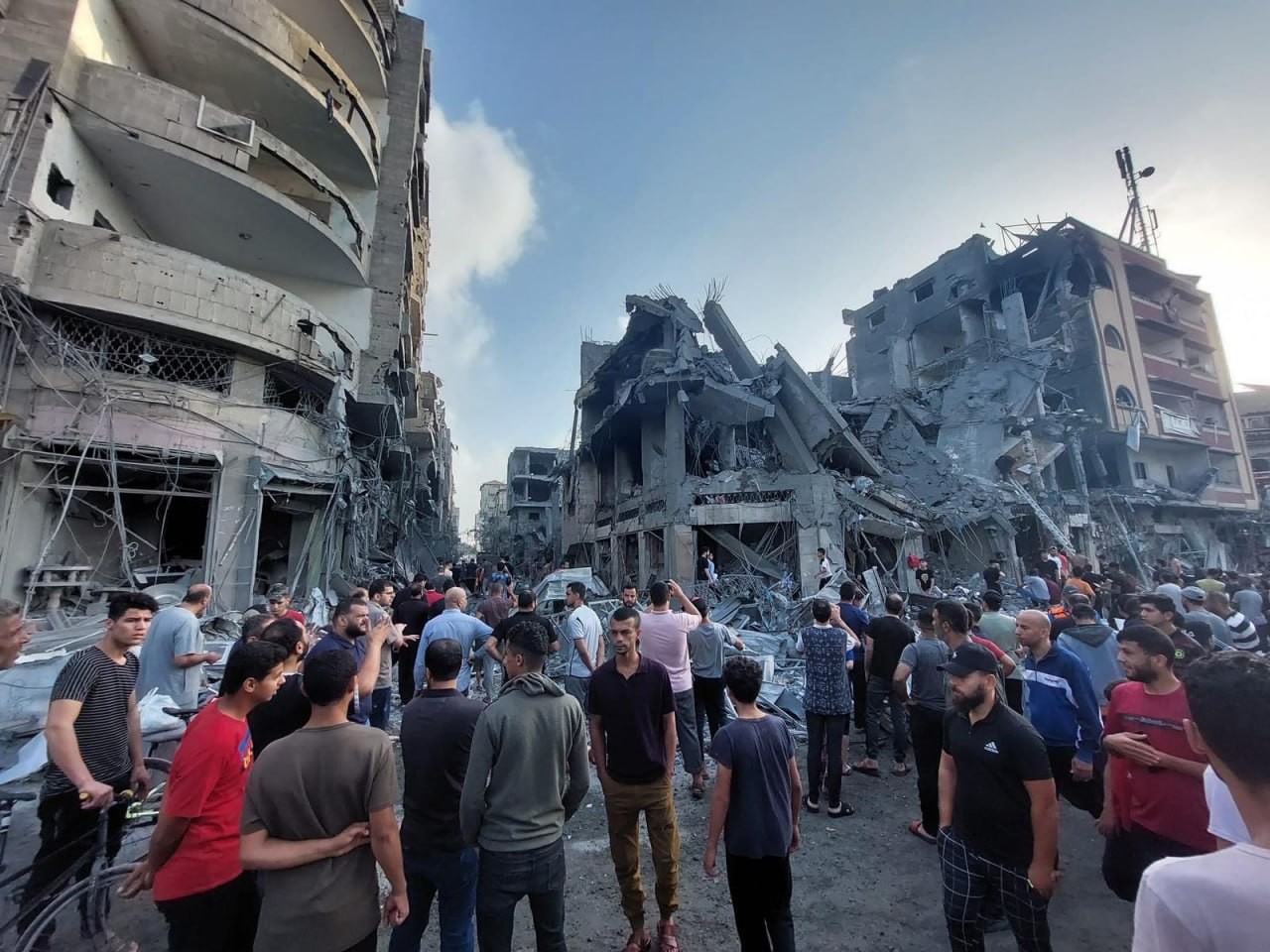 بالصور : الطيران الاسرائيلي يقصف مجمع تجاري وسط سوق النصيرات