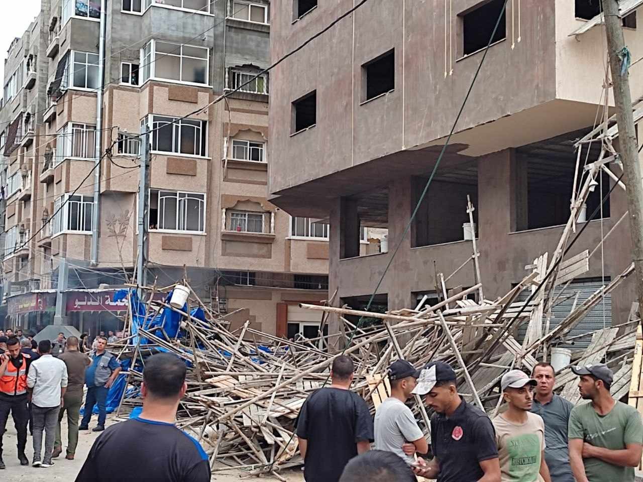 محدث بالفيديو والصور: 11 إصابة جرّاء انهيار "سقالة بناء" غرب غزّة