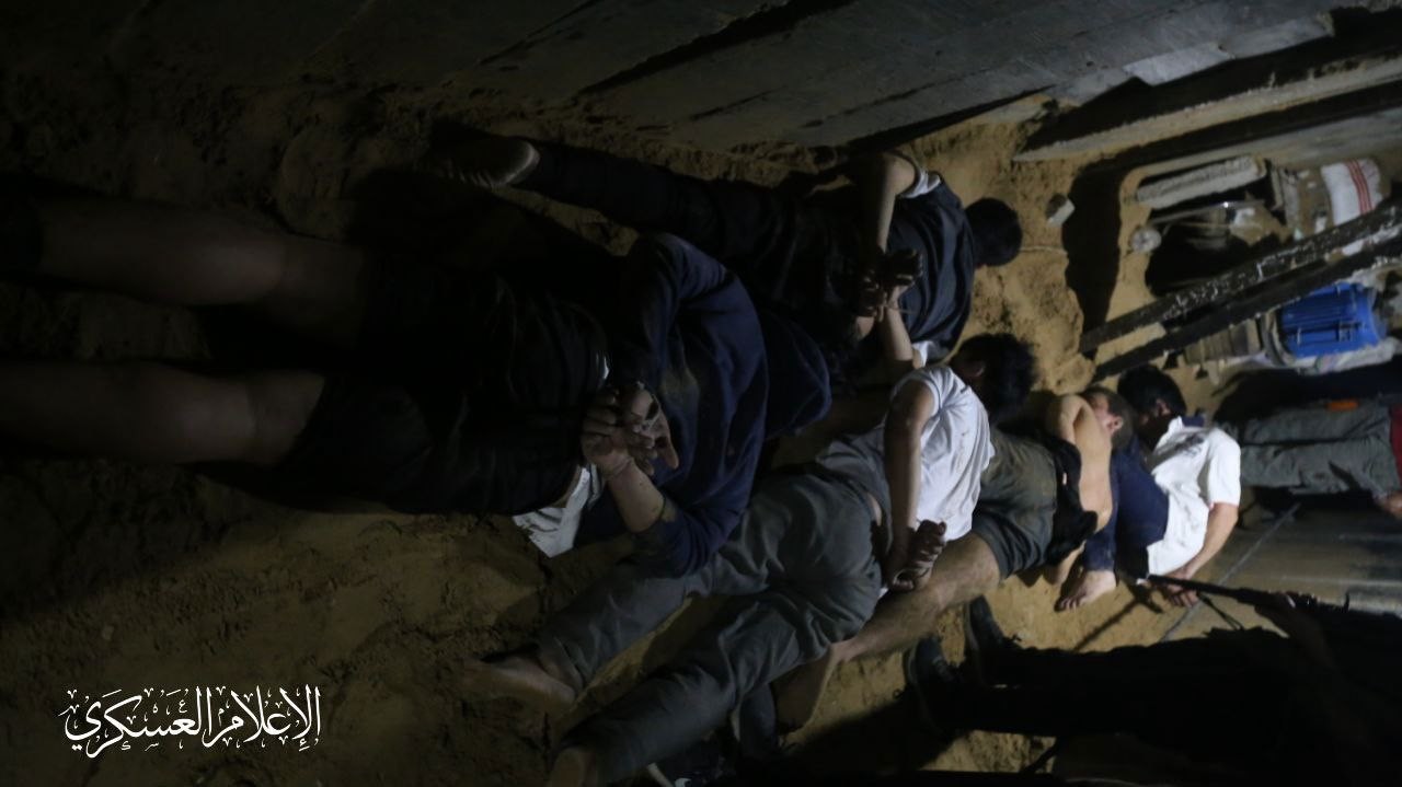 محدث: "القسام" تنشر مشاهد جديدة لجنود أسرى واستهداف آخرين و"قلبة" بقذائف
