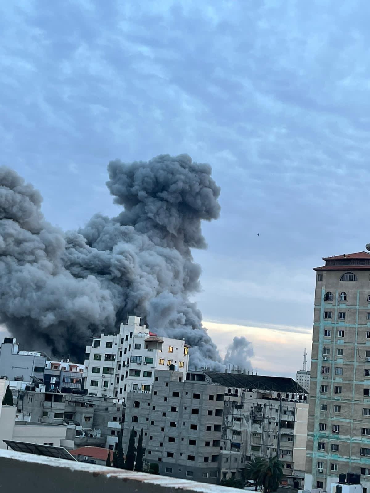 شاهد: لحظة قصف طائرات الاحتلال برج فلسطين وسط غزة