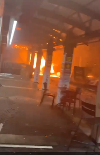 بالصور : حريق هائل في "كريات شمونة" شمال إسرائيل إثر سقوط صاروخ من جنوب لبنان
