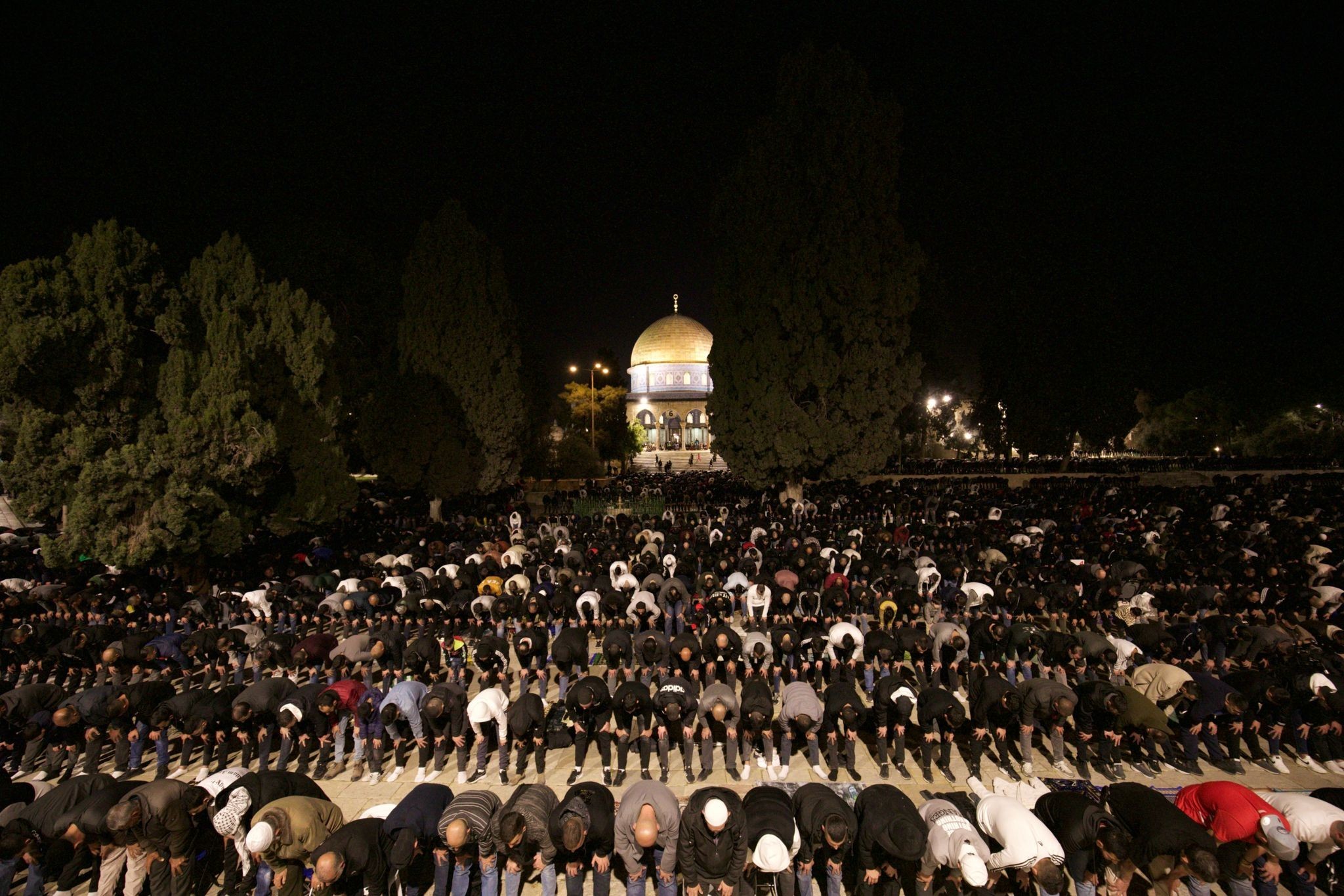 بالصور : 55 ألفًا أدوا صلاة العشاء والتراويح في المسجد الأقصى