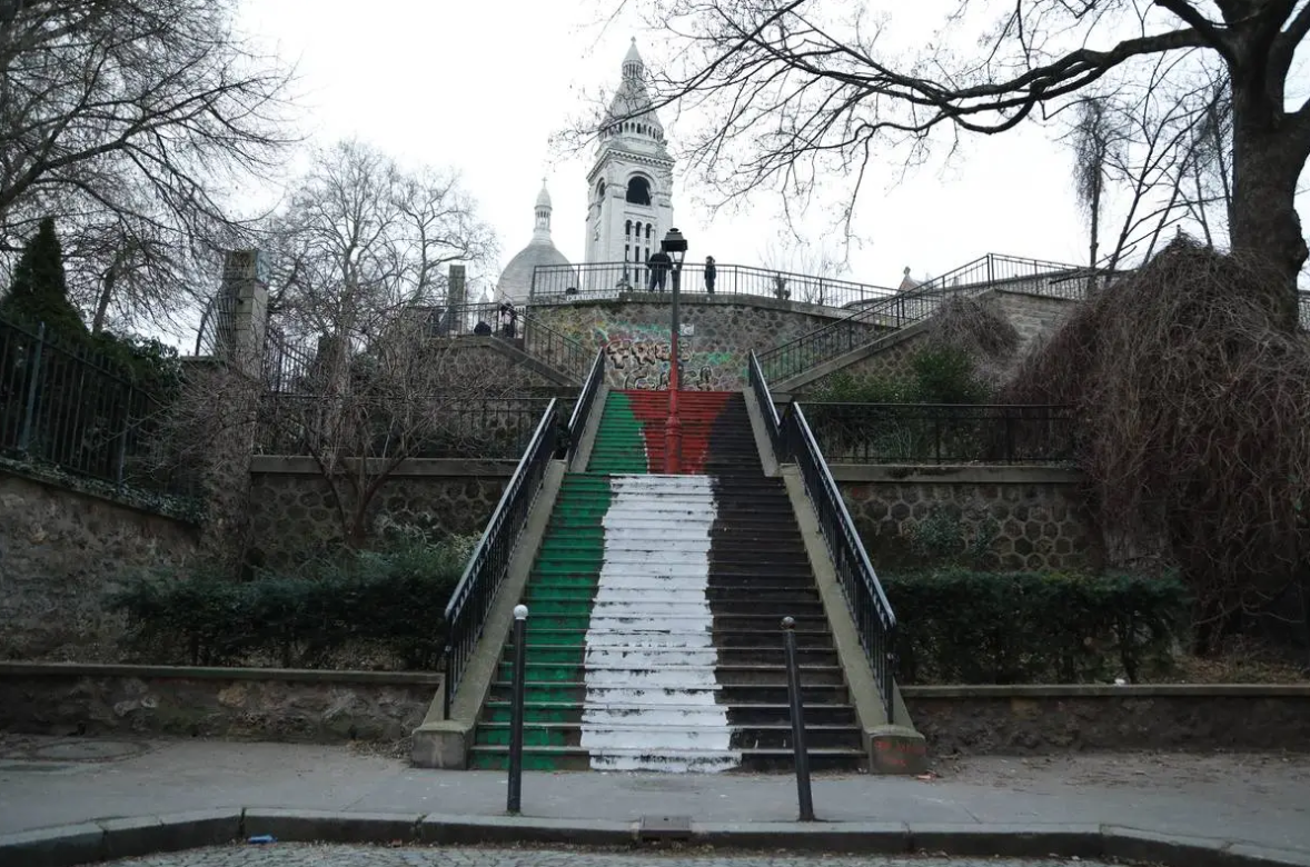 طلاء درج تاريخي في بلجيكا بألوان العلم الفلسطيني