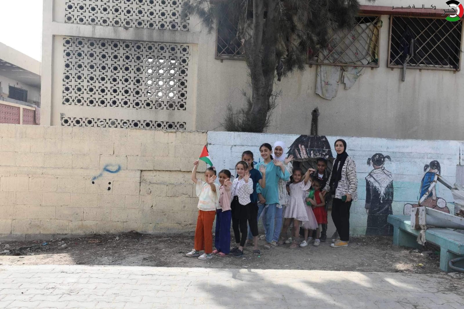 بالصور: رغم الحرب.. حفل ترفيهي يرسم البسمة على وجوه أطفال شمال قطاع غزة