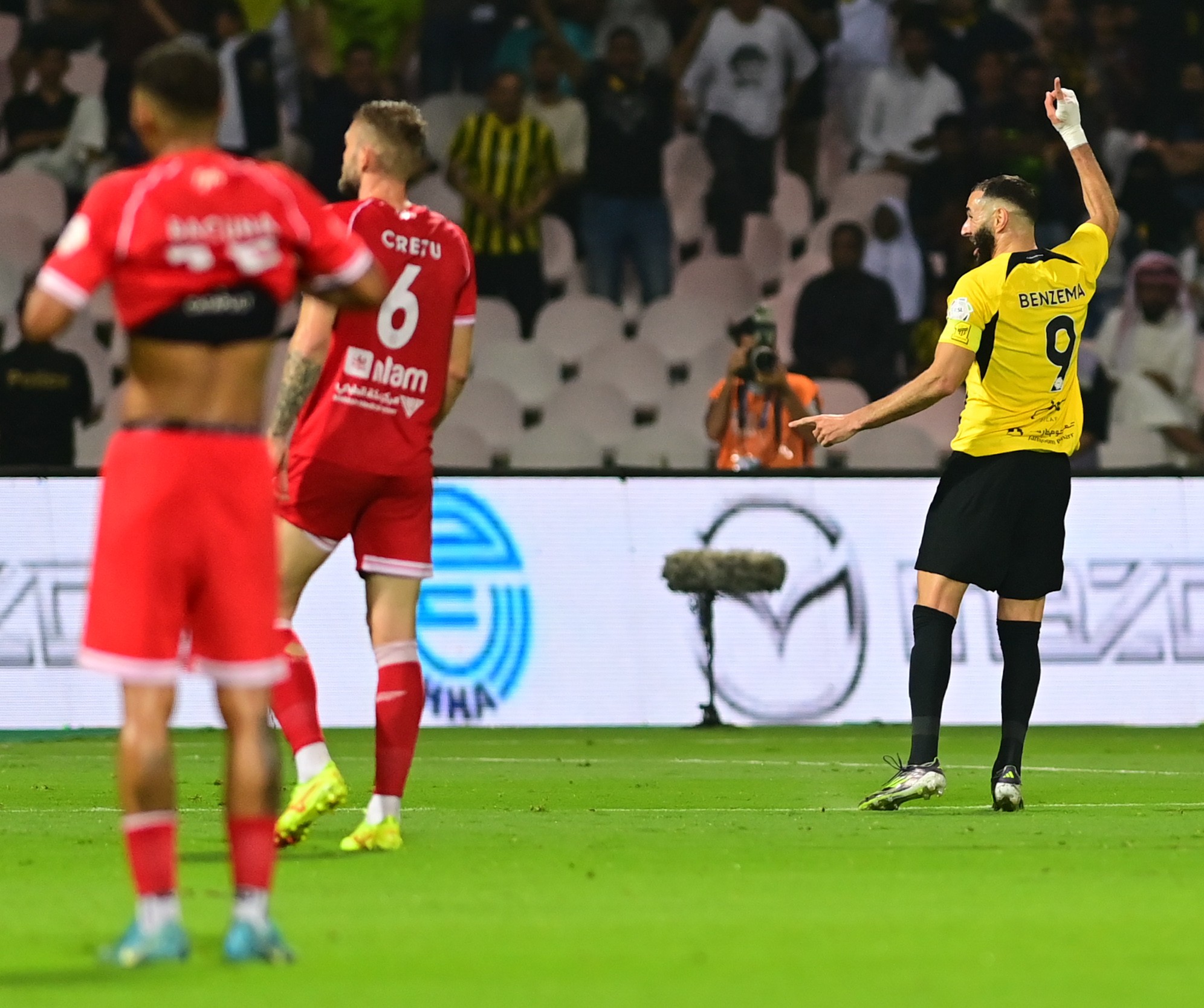 بالصور : الاتحاد يقبل هدية الهلال ويبتعد بالصدارة من بوابة الوحدة