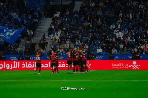 بالصور : الهلال يتعثر أمام الرياض ويؤمن صدارة اتحاد جدة