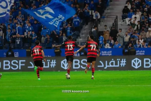 بالصور : الهلال يتعثر أمام الرياض ويؤمن صدارة اتحاد جدة