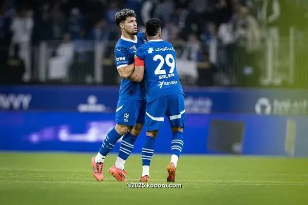 بالصور : الهلال يتعثر أمام الرياض ويؤمن صدارة اتحاد جدة