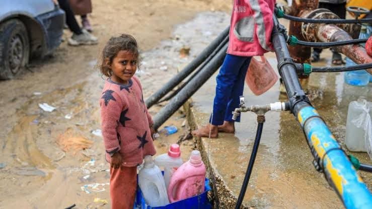 تقرير بالصور: أطفال غزّة حياتهم جوع وخوف وحرمان ونهايتهم الحرق والتقطيع
