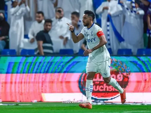 بالصور : أستون فيلا يحافظ على آماله في بلوغ دوري الأبطال