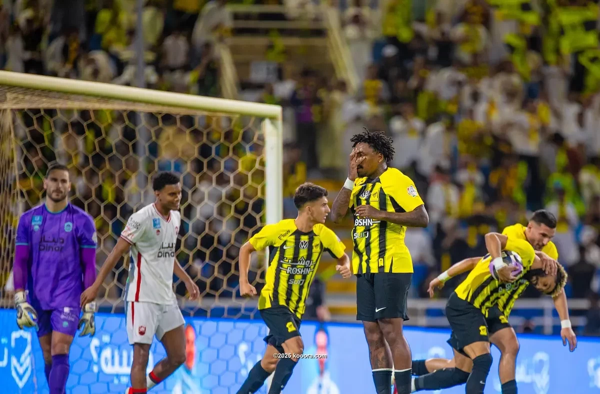 بالصور: الاتحاد بطلا للدوري السعودي بثلاثية في الرائد