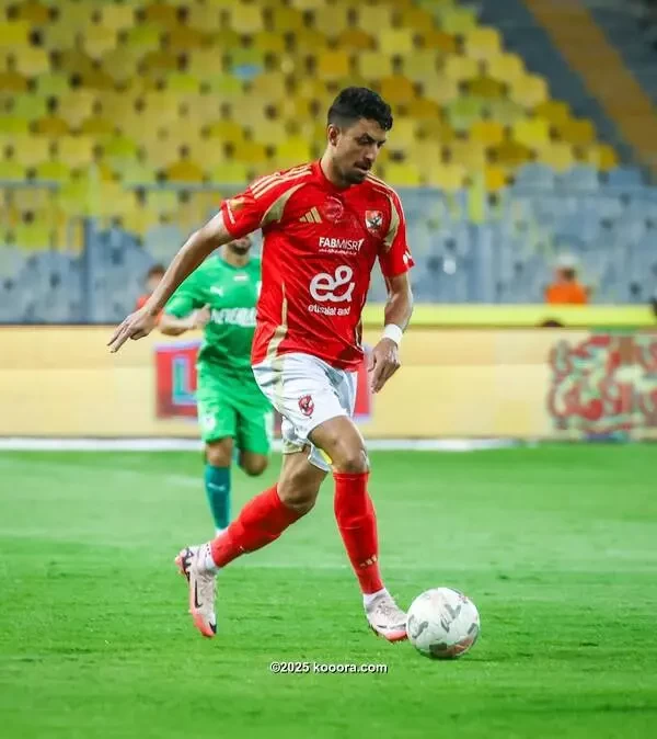 بالصور: الأهلي ينتزع الصدارة مؤقتا بفوز عريض على المصري