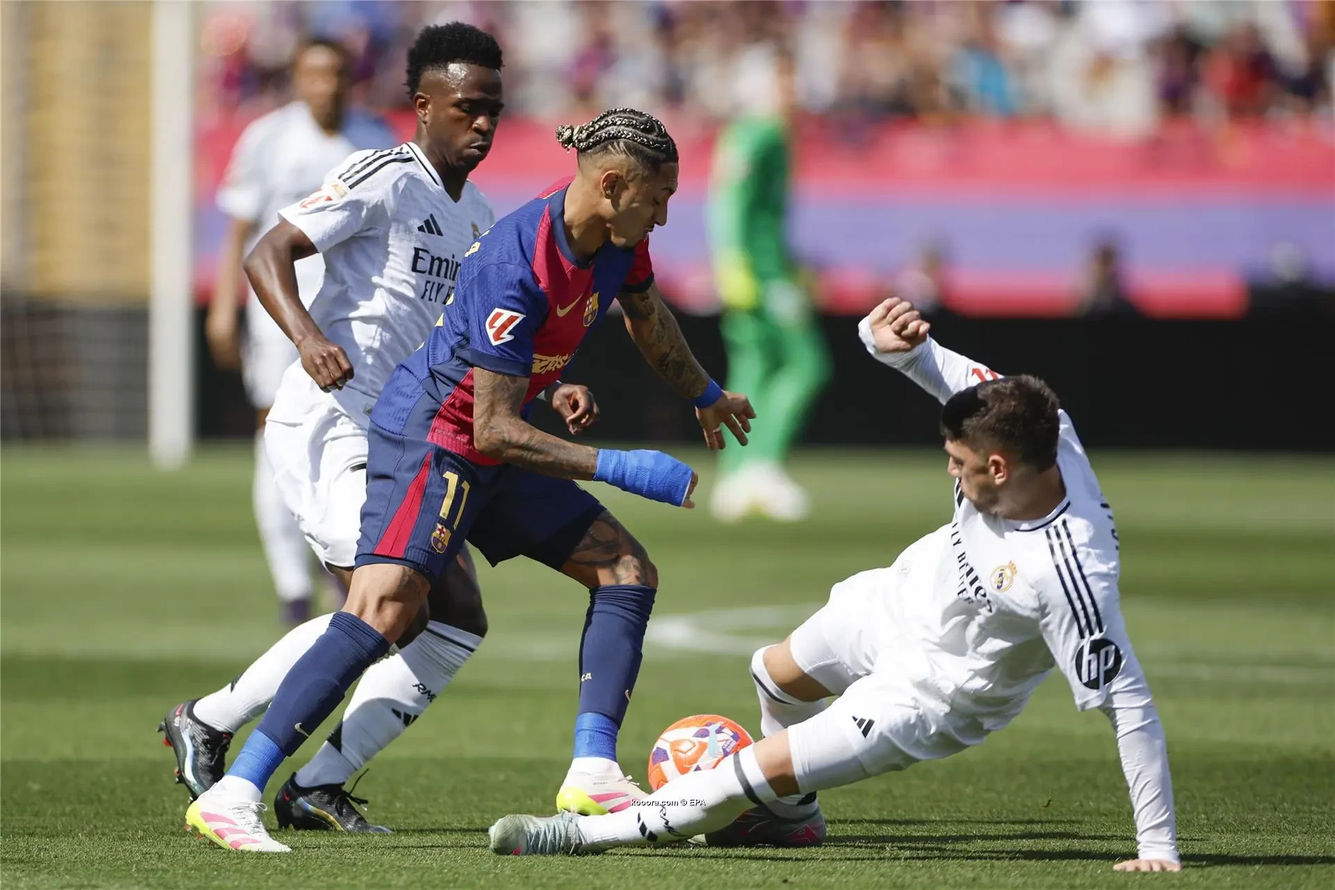 بالصور: برشلونة يحسم صراع الليجا بفوز جنوني في الكلاسيكو