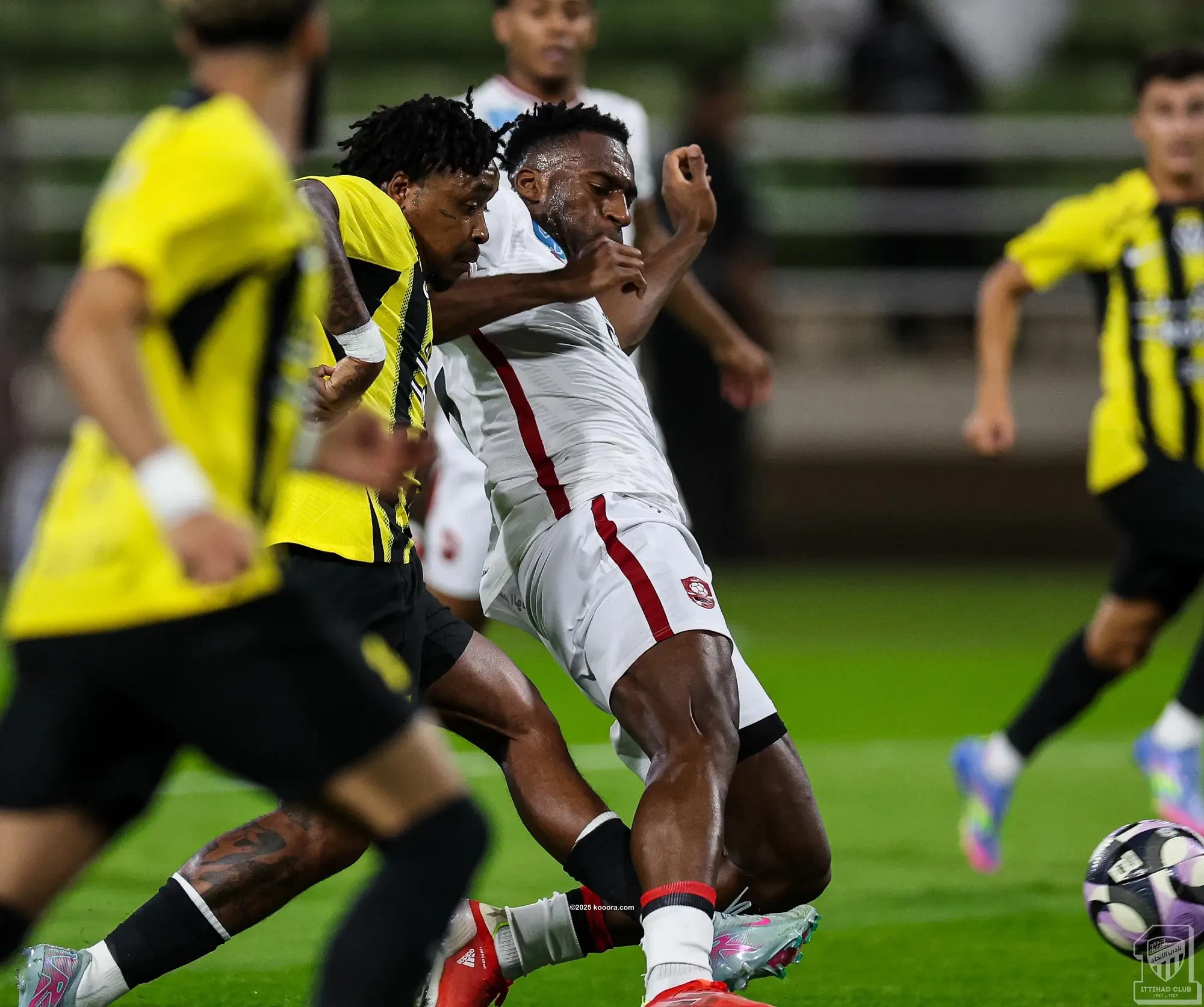 بالصور: الاتحاد بطلا للدوري السعودي بثلاثية في الرائد