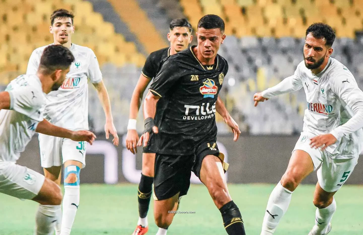 بالصور: الزمالك يبتعد عن لقب الدوري بالتعثر أمام المصري
