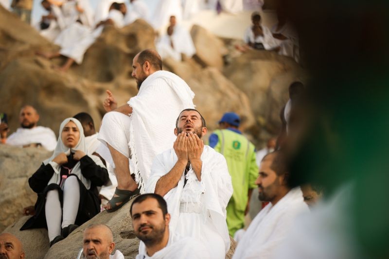 بدء توافد حجاج بيت الله الحرام إلى صعيد عرفات لأداء الركن الأعظم من فريضة الحج