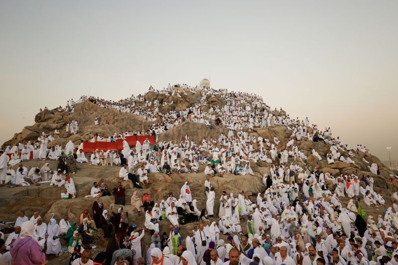 بدء توافد حجاج بيت الله الحرام إلى صعيد عرفات لأداء الركن الأعظم من فريضة الحج