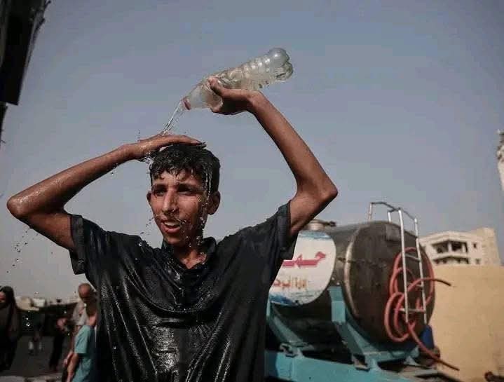 تقرير: الغزيون يُطفئون حرارة أجسادهم المنهكة بسكب الماء البارد والسباحة في البحر