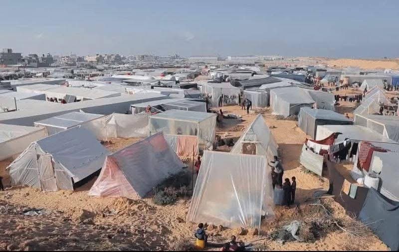 تقرير: الغزيون يُطفئون حرارة أجسادهم المنهكة بسكب الماء البارد والسباحة في البحر