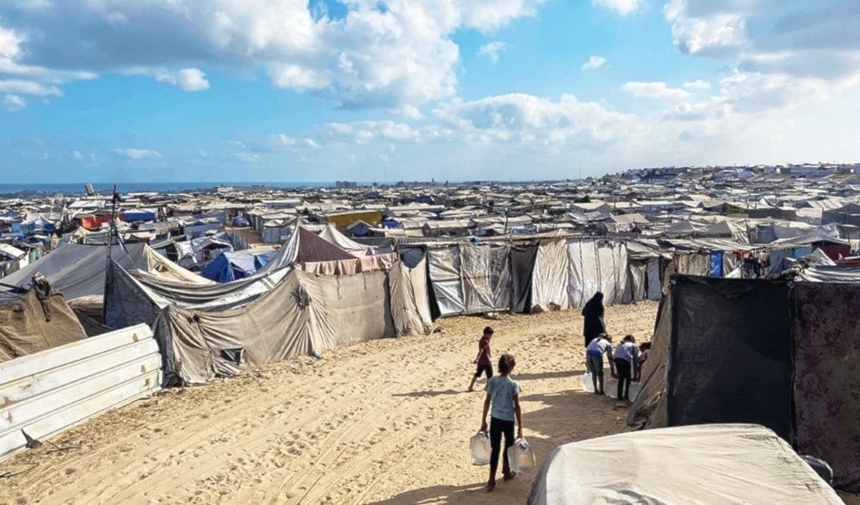 تقرير: الغزيون يُطفئون حرارة أجسادهم المنهكة بسكب الماء البارد والسباحة في البحر